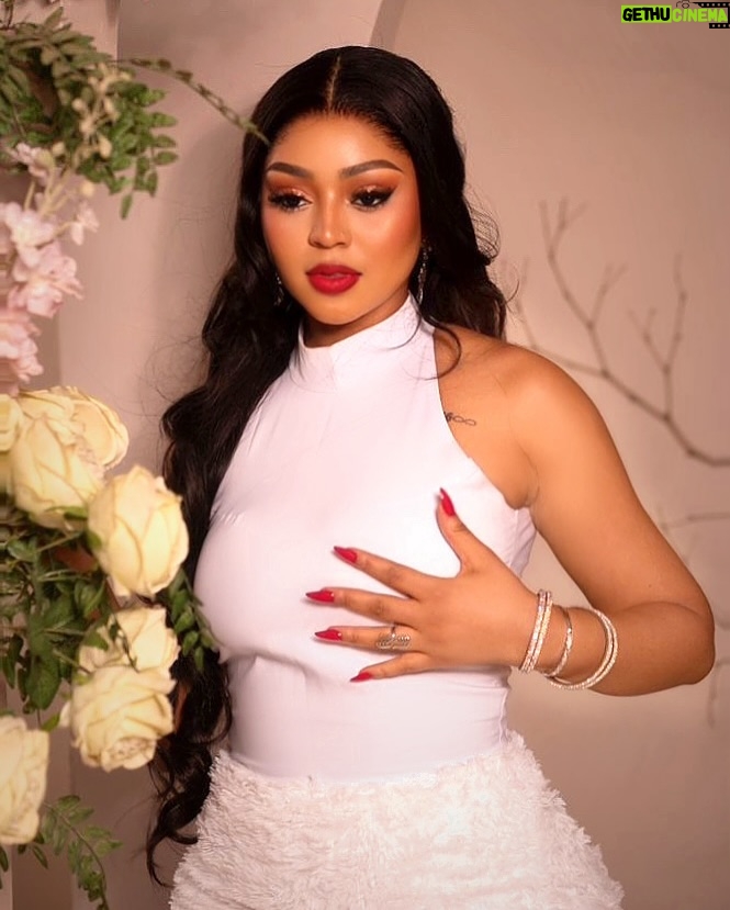 Regina Daniels - 380.5K Likes - Na money wey go make me craze na e I Dey find now 🤭
Dress: @regaeofficial
Mua: @zaraleinadsignature
Hair styled: @styledby_earlymomo1
📷: @jamesphotography2
Skin : @susanchanelbeauty