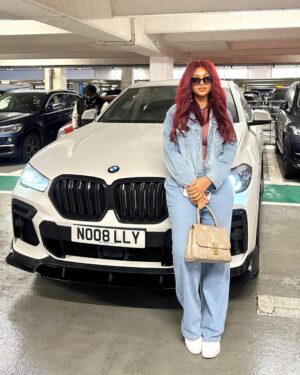 Regina Daniels Instagram - In London for the premiere of the movie THE WAITER and it’s a blast already ! 🤩