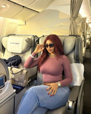 Regina Daniels Instagram - In London for the premiere of the movie THE WAITER and it’s a blast already ! 🤩