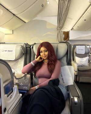 Regina Daniels Instagram - In London for the premiere of the movie THE WAITER and it’s a blast already ! 🤩