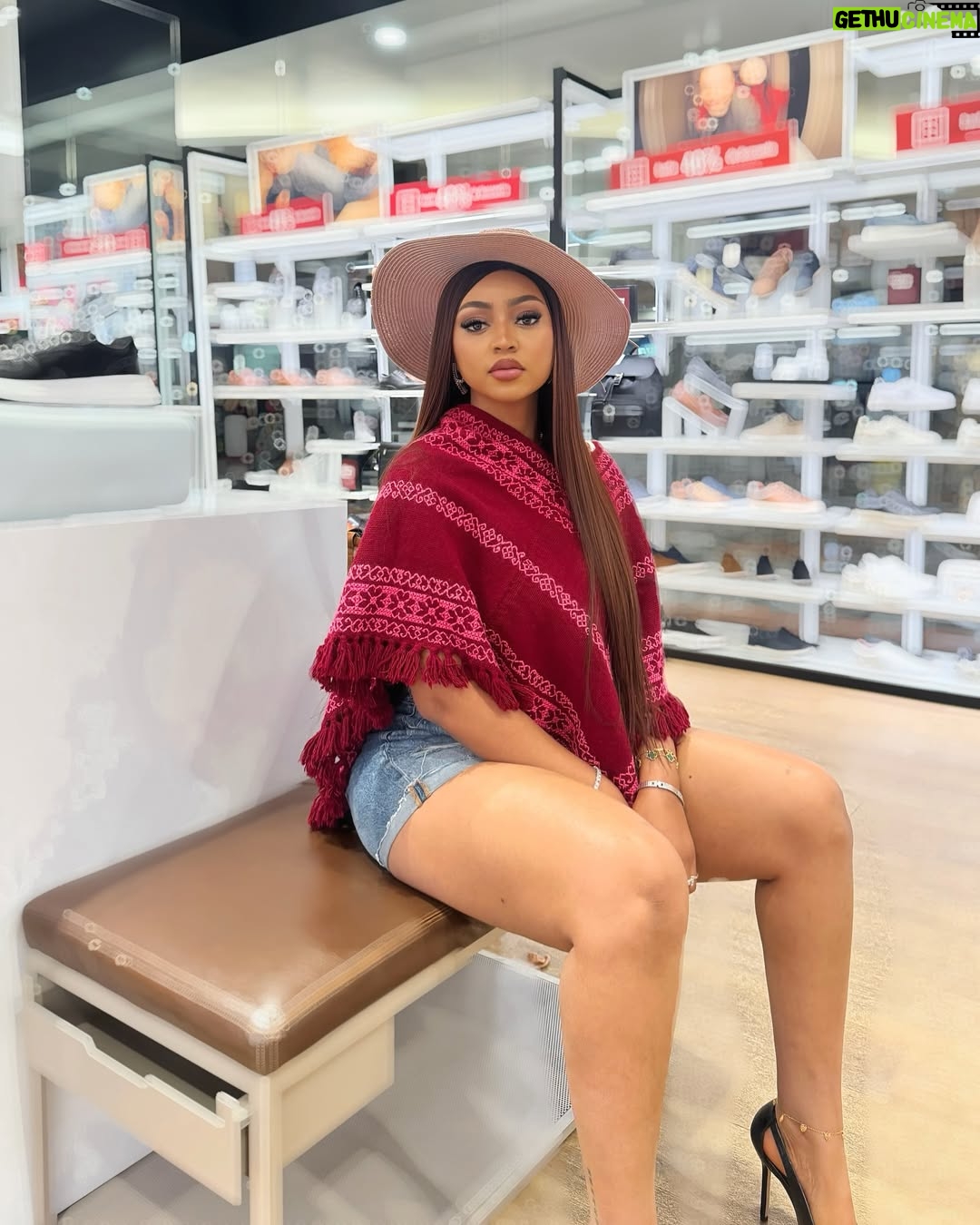 Regina Daniels - 297.3K Likes - No replica cause I am the main man..1 of 1…10/10
🎶😁😍