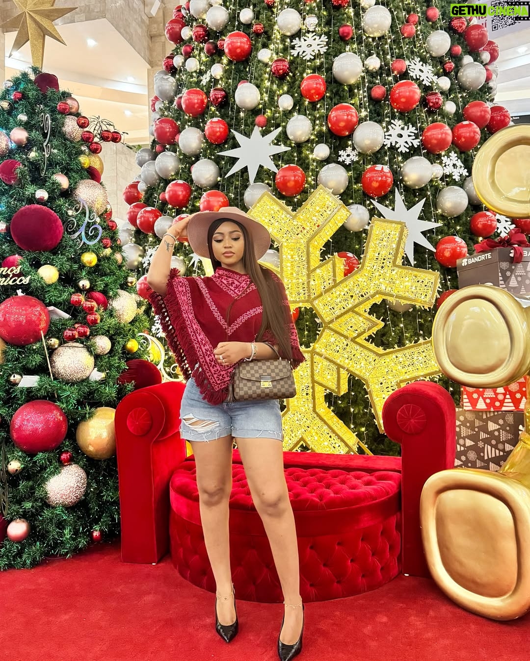 Regina Daniels - 297.3K Likes - No replica cause I am the main man..1 of 1…10/10
🎶😁😍