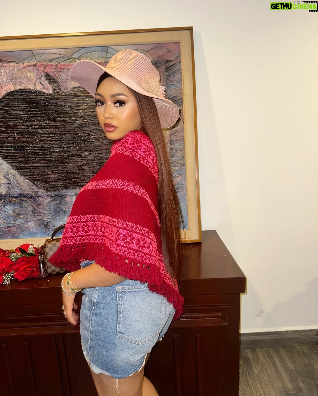 Regina Daniels - 297.3K Likes - No replica cause I am the main man..1 of 1…10/10
🎶😁😍