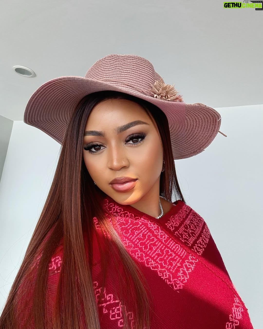 Regina Daniels - 297.3K Likes - No replica cause I am the main man..1 of 1…10/10
🎶😁😍