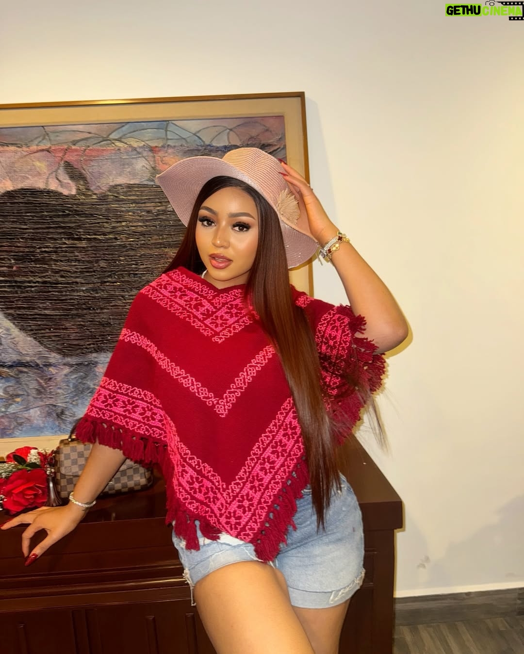 Regina Daniels - 297.3K Likes - No replica cause I am the main man..1 of 1…10/10
🎶😁😍