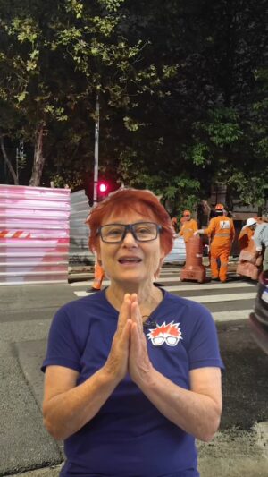 Renata Falzoni Instagram - Depois de semanas de pressão, ofícios e cobranças, a Prefeitura finalmente começou a remover os tapumes da obra do túnel da Sena Madureira.

O cenário é desolador: a ciclofaixa segue interditada há 7 meses, colocando ciclistas em risco e sem alternativa segura. O piso está destruído. Vai ser preciso refazer tudo: asfalto e sinalização. Vamos continuar cobrando, pois esse é um eixo importante para quem pedala como meio de transporte. 

Mas o pior é que o crime ambiental continua. Ontem à noite a subprefeitura cortou os brotos que estavam nascendo nas árvores que foram cortadas! O Ministério Público já pediu a anulação do contrato da obra por fraudes e superfaturamento.

Esse túnel é um erro ambiental, social e de mobilidade. Gastar fortuna com obra voltada só pra carro não resolve o trânsito. 

Não ao túnel Sena Madureira!