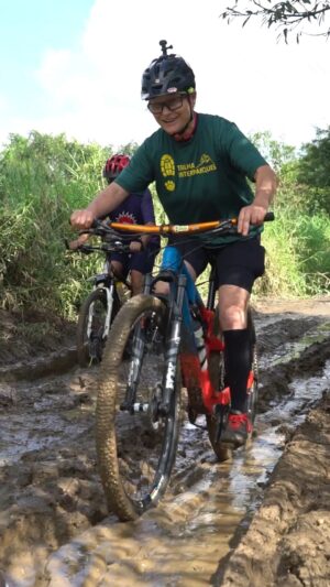 Renata Falzoni Instagram - Lançamos a Trilha Interparques, rota de cicloturismo e caminhada que vai ter um total de 180km de extensão no extremo sul da cidade de São Paulo. Essa vai ser a maior trilha da capital paulista, e estou muito feliz pois essa conquista é fruto direto do trabalho do nosso mandato na Câmara Municipal, em conjunto com a @svmasp 

No início do ano, apresentei o Projeto de Lei que cria oficialmente a Trilha Interparques e, mais que isso, estou destinando o valor necessário em emendas para tirar todo o projeto do papel. Vamos garantir a sinalização oficial, a governança da trilha e a formação dos empreendedores, além do mapeamento de restaurantes, lanchonetes, hospedagens e todos os atrativos no caminho

Acredito muito neste tipo de política pública, que une diversas áreas. Esporte, lazer, turismo, sustentabilidade, conservação ambiental e o estímulo à economia local. Bora pedalar!

@aromeiazero @polodeecoturismosp @redetrilhas @rodrigoashiuchi