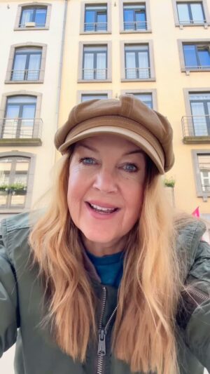 Renee O'Connor Instagram - Come see me at Comic Con Brussels this weekend.
I’ll be there Saturday and Sunday, with a panel on Sunday, at 2:00 pm. 🏳️‍🌈🏳️‍⚧️❤️
#xenawarriorprincess #gabriella