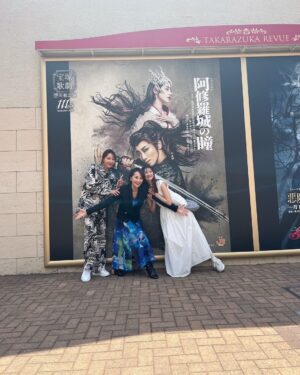 Reon Yuzuki Instagram - .
昨日は
ねねと
星組公演を
観に
宝塚大劇場に
行きました😊
大阪で休演日が
あると分かった時から
楽しみに計画していた
久しぶりの
大劇場😊❤️

.
さいっこうでした‼️❤️
まこっつあんの
男役集大成。
.
カッコよくて
素敵すぎるのに
可愛くて面白くて
魅力が溢れすぎてました❤️
.
お芝居も
ショーも
星組が一丸となっていて
まこっつあんに
愛を送る姿に
感動😢🙏

.
黒燕尾も
パレードの羽を背負う
まこっつあんも
見納めなのかと。
🥲
本当によく頑張ったなあ。

.
退団者の皆んなも
輝いてた。💓
.
素晴らしい舞台だったなあ❤️❤️❤️

.
東京の千秋楽まで
応援し続けてます🙏😊
.
観劇前は
ずっと
行きたかった
大好きな
くいじーぬさんに
ねねと
行けた☺️
相変わらず美味しすぎて
こちらも幸せでした😃
.
観劇後も
パフェ食べて😊

.
ねねとしっかり
デートしました☺️

.
がっつにも
会えた❤️
嬉しいー☺️

.

#星組
#礼真琴　ちゃん
#退団
#色んなことが走馬灯
#ありがとう
#夢咲ねね　ちゃん
#壱城あずさ　ちゃん
#明日は
#ホリデイイン
#大千穐楽
#頑張ります