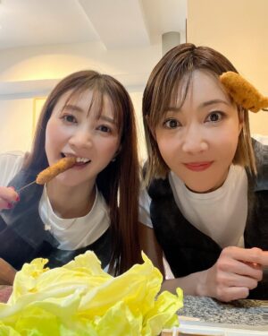Reon Yuzuki Instagram - .
昨日は
ねねと
星組公演を
観に
宝塚大劇場に
行きました😊
大阪で休演日が
あると分かった時から
楽しみに計画していた
久しぶりの
大劇場😊❤️

.
さいっこうでした‼️❤️
まこっつあんの
男役集大成。
.
カッコよくて
素敵すぎるのに
可愛くて面白くて
魅力が溢れすぎてました❤️
.
お芝居も
ショーも
星組が一丸となっていて
まこっつあんに
愛を送る姿に
感動😢🙏

.
黒燕尾も
パレードの羽を背負う
まこっつあんも
見納めなのかと。
🥲
本当によく頑張ったなあ。

.
退団者の皆んなも
輝いてた。💓
.
素晴らしい舞台だったなあ❤️❤️❤️

.
東京の千秋楽まで
応援し続けてます🙏😊
.
観劇前は
ずっと
行きたかった
大好きな
くいじーぬさんに
ねねと
行けた☺️
相変わらず美味しすぎて
こちらも幸せでした😃
.
観劇後も
パフェ食べて😊

.
ねねとしっかり
デートしました☺️

.
がっつにも
会えた❤️
嬉しいー☺️

.

#星組
#礼真琴　ちゃん
#退団
#色んなことが走馬灯
#ありがとう
#夢咲ねね　ちゃん
#壱城あずさ　ちゃん
#明日は
#ホリデイイン
#大千穐楽
#頑張ります