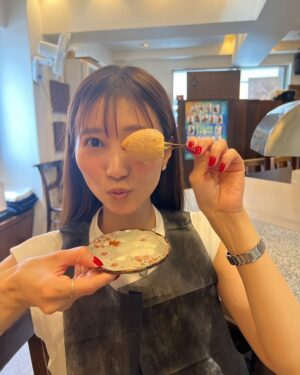 Reon Yuzuki Instagram - .
昨日は
ねねと
星組公演を
観に
宝塚大劇場に
行きました😊
大阪で休演日が
あると分かった時から
楽しみに計画していた
久しぶりの
大劇場😊❤️

.
さいっこうでした‼️❤️
まこっつあんの
男役集大成。
.
カッコよくて
素敵すぎるのに
可愛くて面白くて
魅力が溢れすぎてました❤️
.
お芝居も
ショーも
星組が一丸となっていて
まこっつあんに
愛を送る姿に
感動😢🙏

.
黒燕尾も
パレードの羽を背負う
まこっつあんも
見納めなのかと。
🥲
本当によく頑張ったなあ。

.
退団者の皆んなも
輝いてた。💓
.
素晴らしい舞台だったなあ❤️❤️❤️

.
東京の千秋楽まで
応援し続けてます🙏😊
.
観劇前は
ずっと
行きたかった
大好きな
くいじーぬさんに
ねねと
行けた☺️
相変わらず美味しすぎて
こちらも幸せでした😃
.
観劇後も
パフェ食べて😊

.
ねねとしっかり
デートしました☺️

.
がっつにも
会えた❤️
嬉しいー☺️

.

#星組
#礼真琴　ちゃん
#退団
#色んなことが走馬灯
#ありがとう
#夢咲ねね　ちゃん
#壱城あずさ　ちゃん
#明日は
#ホリデイイン
#大千穐楽
#頑張ります