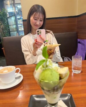 Reon Yuzuki Instagram - .
昨日は
ねねと
星組公演を
観に
宝塚大劇場に
行きました😊
大阪で休演日が
あると分かった時から
楽しみに計画していた
久しぶりの
大劇場😊❤️

.
さいっこうでした‼️❤️
まこっつあんの
男役集大成。
.
カッコよくて
素敵すぎるのに
可愛くて面白くて
魅力が溢れすぎてました❤️
.
お芝居も
ショーも
星組が一丸となっていて
まこっつあんに
愛を送る姿に
感動😢🙏

.
黒燕尾も
パレードの羽を背負う
まこっつあんも
見納めなのかと。
🥲
本当によく頑張ったなあ。

.
退団者の皆んなも
輝いてた。💓
.
素晴らしい舞台だったなあ❤️❤️❤️

.
東京の千秋楽まで
応援し続けてます🙏😊
.
観劇前は
ずっと
行きたかった
大好きな
くいじーぬさんに
ねねと
行けた☺️
相変わらず美味しすぎて
こちらも幸せでした😃
.
観劇後も
パフェ食べて😊

.
ねねとしっかり
デートしました☺️

.
がっつにも
会えた❤️
嬉しいー☺️

.

#星組
#礼真琴　ちゃん
#退団
#色んなことが走馬灯
#ありがとう
#夢咲ねね　ちゃん
#壱城あずさ　ちゃん
#明日は
#ホリデイイン
#大千穐楽
#頑張ります