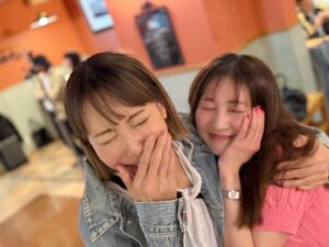 Reon Yuzuki Instagram - .
ある日の打ち上げ☺️
.
しっかり
絡んでます😊😊😊
.
ほんとに
面白い子です😊💓

.
ホリデイインも
残すところ
あと2日間
3公演と
なりました🐤
.
ねねと
ほぼ半年間
3公演
同じだったから
なんだか
さみしーよーな🐤🐤

.
最高の思い出が
沢山できました❤️

.
2日間休んで
残り3公演も
頑張ります❤️❤️❤️🐤

.

#ホリデイイン
#坂本昌行　さん
#増田貴久  さん
#夢咲ねね  ちゃん
#保坂知寿　さん
#武藤寛　さん
#斎藤准一郎　くん
#藍実成　くん
#石川里奈　ちゃん
#鯨井未呼斗　くん
#小島亜莉沙　ちゃん
#鈴木万祐子　ちゃん
#根岸みゆ　ちゃん
#春口凌芽　くん
#MAOTO  くん
#森内翔大　くん
#吉田彩美　ちゃん
#米島史子　ちゃん
#岩下貴史　くん
#皆川梨奈　ちゃん
#柚希礼音