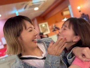 Reon Yuzuki Instagram - .
ある日の打ち上げ☺️
.
しっかり
絡んでます😊😊😊
.
ほんとに
面白い子です😊💓

.
ホリデイインも
残すところ
あと2日間
3公演と
なりました🐤
.
ねねと
ほぼ半年間
3公演
同じだったから
なんだか
さみしーよーな🐤🐤

.
最高の思い出が
沢山できました❤️

.
2日間休んで
残り3公演も
頑張ります❤️❤️❤️🐤

.

#ホリデイイン
#坂本昌行　さん
#増田貴久  さん
#夢咲ねね  ちゃん
#保坂知寿　さん
#武藤寛　さん
#斎藤准一郎　くん
#藍実成　くん
#石川里奈　ちゃん
#鯨井未呼斗　くん
#小島亜莉沙　ちゃん
#鈴木万祐子　ちゃん
#根岸みゆ　ちゃん
#春口凌芽　くん
#MAOTO  くん
#森内翔大　くん
#吉田彩美　ちゃん
#米島史子　ちゃん
#岩下貴史　くん
#皆川梨奈　ちゃん
#柚希礼音