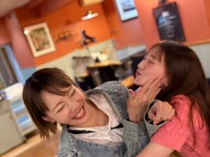 Reon Yuzuki Instagram - .
ある日の打ち上げ☺️
.
しっかり
絡んでます😊😊😊
.
ほんとに
面白い子です😊💓

.
ホリデイインも
残すところ
あと2日間
3公演と
なりました🐤
.
ねねと
ほぼ半年間
3公演
同じだったから
なんだか
さみしーよーな🐤🐤

.
最高の思い出が
沢山できました❤️

.
2日間休んで
残り3公演も
頑張ります❤️❤️❤️🐤

.

#ホリデイイン
#坂本昌行　さん
#増田貴久  さん
#夢咲ねね  ちゃん
#保坂知寿　さん
#武藤寛　さん
#斎藤准一郎　くん
#藍実成　くん
#石川里奈　ちゃん
#鯨井未呼斗　くん
#小島亜莉沙　ちゃん
#鈴木万祐子　ちゃん
#根岸みゆ　ちゃん
#春口凌芽　くん
#MAOTO  くん
#森内翔大　くん
#吉田彩美　ちゃん
#米島史子　ちゃん
#岩下貴史　くん
#皆川梨奈　ちゃん
#柚希礼音
