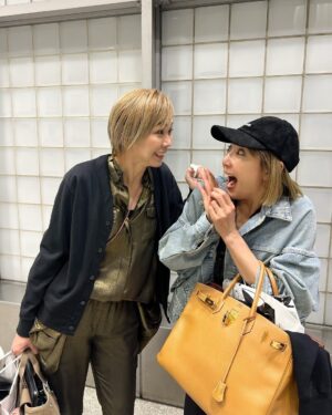 Reon Yuzuki Instagram - .
無事東京に
着きました😊
.
ひとほっと☺️
家は
荷物で溢れていますが
とりあえず
ほどほどにして🙂

明日からの
お稽古に
備えねば😙

.
そしてなんと😍😍
新幹線を
降りたら
わたるさんに
お会い出来たのです‼️
❤️❤️❤️❤️❤️❤️

なんと
なんと
同じ新幹線でした㊗️
これは
嬉しすぎました🥰
.
わたるさんも
本日千秋楽で
同じ新幹線なんて😍
ものすごい
確率❤️❤️❤️

あー嬉しかった❤️
記念に撮影してしまいました㊗️㊗️㊗️

元気もらえました😍

.
#ホリデイイン
#祝千秋楽
#湖月わたる　さん
#同じ新幹線
#すごすぎ
#幸せ
#柚希礼音