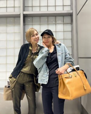 Reon Yuzuki Instagram - .
無事東京に
着きました😊
.
ひとほっと☺️
家は
荷物で溢れていますが
とりあえず
ほどほどにして🙂

明日からの
お稽古に
備えねば😙

.
そしてなんと😍😍
新幹線を
降りたら
わたるさんに
お会い出来たのです‼️
❤️❤️❤️❤️❤️❤️

なんと
なんと
同じ新幹線でした㊗️
これは
嬉しすぎました🥰
.
わたるさんも
本日千秋楽で
同じ新幹線なんて😍
ものすごい
確率❤️❤️❤️

あー嬉しかった❤️
記念に撮影してしまいました㊗️㊗️㊗️

元気もらえました😍

.
#ホリデイイン
#祝千秋楽
#湖月わたる　さん
#同じ新幹線
#すごすぎ
#幸せ
#柚希礼音