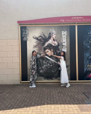 Reon Yuzuki Instagram - .
昨日は
ねねと
星組公演を
観に
宝塚大劇場に
行きました😊
大阪で休演日が
あると分かった時から
楽しみに計画していた
久しぶりの
大劇場😊❤️

.
さいっこうでした‼️❤️
まこっつあんの
男役集大成。
.
カッコよくて
素敵すぎるのに
可愛くて面白くて
魅力が溢れすぎてました❤️
.
お芝居も
ショーも
星組が一丸となっていて
まこっつあんに
愛を送る姿に
感動😢🙏

.
黒燕尾も
パレードの羽を背負う
まこっつあんも
見納めなのかと。
🥲
本当によく頑張ったなあ。

.
退団者の皆んなも
輝いてた。💓
.
素晴らしい舞台だったなあ❤️❤️❤️

.
東京の千秋楽まで
応援し続けてます🙏😊
.
観劇前は
ずっと
行きたかった
大好きな
くいじーぬさんに
ねねと
行けた☺️
相変わらず美味しすぎて
こちらも幸せでした😃
.
観劇後も
パフェ食べて😊

.
ねねとしっかり
デートしました☺️

.
がっつにも
会えた❤️
嬉しいー☺️

.

#星組
#礼真琴　ちゃん
#退団
#色んなことが走馬灯
#ありがとう
#夢咲ねね　ちゃん
#壱城あずさ　ちゃん
#明日は
#ホリデイイン
#大千穐楽
#頑張ります