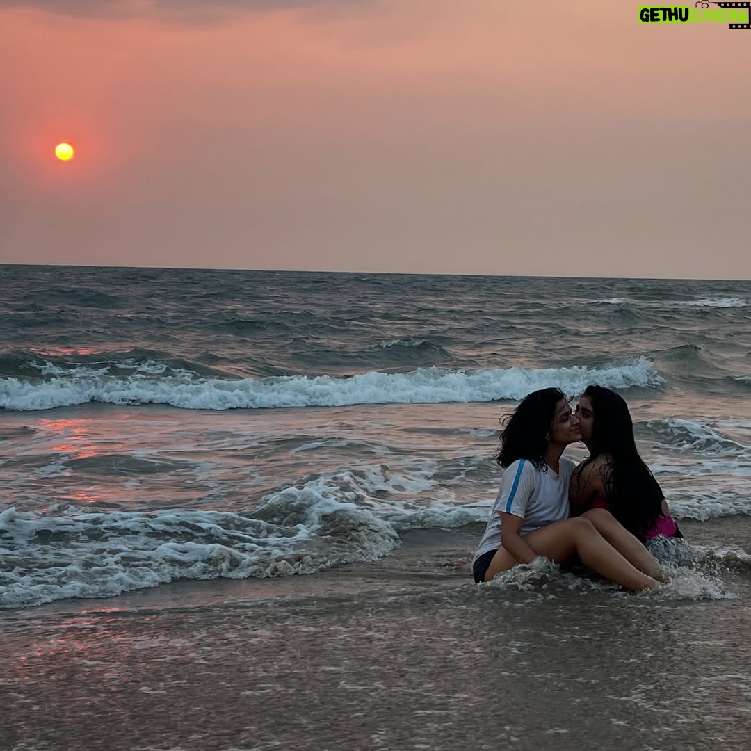Resham Shrivardhan - 4.2K Likes - Mine all mine :)🌸❤️
#fyp #explore #reshamalaya #sisters