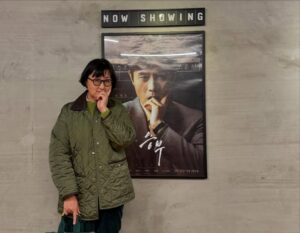 Rho Hee-young Instagram - #lategram 
어떤스케줄보다도 먼저챙기는 #영화시사 
그중에서도 #이병헌배우 @byunghun0712 
#하정우배우 @__hajungwoo 시사는 해외출장이없는한은 꼭 참석하는….
정말 심각하게 어려워지는 영화시장에 희망을 보여준 영화  #승부…
아르헨티나에서 돌아오자마자 무대인사스케줄에 맞춰 깜짝등장 ㅎ ㅎ ㅎ ㅎ 

와우..!!!.!!!!❤️❤️❤️❤️👏👏👏👏👏👏👏👏👏👏
명불허전 매영화마다 완전한 탈바꿈을 보여주는 이병헌배우의 조훈현고수와의 싱크로율 과 겉으로 성질대로 맘껏 표현 못하지만 15세 내제자(집에서 키우는제자) 에게 졌을때의  울화와 그 비참함…. 그이후에도 바둑돌을 잡아야하는 자기와의 싸움… 
바둑이라면 오목과 알까기안 해본나도 손에 땀이나는…. 게다가 미련한듯 우직하게 자신만의 지지않는 상대를 무너트리는 돌부처 이창호역의 
#유아인 의 연기도 이병헌배우에 밀리지않을 정도로 놀라웠고 지금 그가처해진 현실의 안타까움 이 더해져….영화승부 몰입도는 최고 👍
내가좋아하는 울 문정희배우 @jeonghee_moon 조훈현고수의 부인 정미화여사 배역…  내자식같이 세수시켜 밥먹여키운 이창호..
좌황제 우신동 그둘을 같이밥상차려 먹이고 대국장 까지 운전해서  데려다주고 밤이되어 돌아오면 누가이겼냐고 묻지도못하는.. ㅠㅠㅠ
하지만 계속해서 이창호가 이기는횟수가 많아질때 “또,, 창호야..? “ ….. 문정희만의 👍👍👍👍
인생에서 누구나 한두번쯤 당하는 추월에대해
나의 패배를 인정할수밖에 없는 상황이 끝이 아닐때
정말 우리에게 많은 생각을 또 화두를 던지는영화..!!!! #영화강추
❤️❤️👍👍👍👍👍👍👍👍👍👍👏👏👏👏👏👏👏👏👏👏👏👏👏👏
2010년시기라면 천만무조건..!!!!!
2020년촬영 시작했던 #승부 영화 촬영장에 21년 도시락을보냈는데 그때두분다 분장때문에 사진못찍어드려 미안하다고 했던 이유를 이제야..!!!!!!!
이어려운상황에서 200만 넘은 영화승부
500만 까지는 더더 달려봅시다..!!!!!!🙏🙏🙏🙏👍👍👍👍❤️❤️❤️👏👏❤️👏👏👏❤️
캠페인: 한국문화를 지키는힘..!!!
반드시 영화는 극장에서봅시다