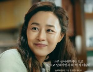 Rho Hee-young Instagram - #lategram 
어떤스케줄보다도 먼저챙기는 #영화시사 
그중에서도 #이병헌배우 @byunghun0712 
#하정우배우 @__hajungwoo 시사는 해외출장이없는한은 꼭 참석하는….
정말 심각하게 어려워지는 영화시장에 희망을 보여준 영화  #승부…
아르헨티나에서 돌아오자마자 무대인사스케줄에 맞춰 깜짝등장 ㅎ ㅎ ㅎ ㅎ 

와우..!!!.!!!!❤️❤️❤️❤️👏👏👏👏👏👏👏👏👏👏
명불허전 매영화마다 완전한 탈바꿈을 보여주는 이병헌배우의 조훈현고수와의 싱크로율 과 겉으로 성질대로 맘껏 표현 못하지만 15세 내제자(집에서 키우는제자) 에게 졌을때의  울화와 그 비참함…. 그이후에도 바둑돌을 잡아야하는 자기와의 싸움… 
바둑이라면 오목과 알까기안 해본나도 손에 땀이나는…. 게다가 미련한듯 우직하게 자신만의 지지않는 상대를 무너트리는 돌부처 이창호역의 
#유아인 의 연기도 이병헌배우에 밀리지않을 정도로 놀라웠고 지금 그가처해진 현실의 안타까움 이 더해져….영화승부 몰입도는 최고 👍
내가좋아하는 울 문정희배우 @jeonghee_moon 조훈현고수의 부인 정미화여사 배역…  내자식같이 세수시켜 밥먹여키운 이창호..
좌황제 우신동 그둘을 같이밥상차려 먹이고 대국장 까지 운전해서  데려다주고 밤이되어 돌아오면 누가이겼냐고 묻지도못하는.. ㅠㅠㅠ
하지만 계속해서 이창호가 이기는횟수가 많아질때 “또,, 창호야..? “ ….. 문정희만의 👍👍👍👍
인생에서 누구나 한두번쯤 당하는 추월에대해
나의 패배를 인정할수밖에 없는 상황이 끝이 아닐때
정말 우리에게 많은 생각을 또 화두를 던지는영화..!!!! #영화강추
❤️❤️👍👍👍👍👍👍👍👍👍👍👏👏👏👏👏👏👏👏👏👏👏👏👏👏
2010년시기라면 천만무조건..!!!!!
2020년촬영 시작했던 #승부 영화 촬영장에 21년 도시락을보냈는데 그때두분다 분장때문에 사진못찍어드려 미안하다고 했던 이유를 이제야..!!!!!!!
이어려운상황에서 200만 넘은 영화승부
500만 까지는 더더 달려봅시다..!!!!!!🙏🙏🙏🙏👍👍👍👍❤️❤️❤️👏👏❤️👏👏👏❤️
캠페인: 한국문화를 지키는힘..!!!
반드시 영화는 극장에서봅시다