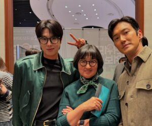 Rho Hee-young Instagram - #영화로비vip시사회 #영화로비 #하정우 감독 응원하러 다모인 우리~~^^ 런던서 전시하러온
@philipcolbert 까지 함께 애파에서 ㅎ 
하정우표블랙코미디 
이런 다양성 컨텐츠들이 사랑받아야 마땅합니다..!!!
집에와😘 돌아와서도 골프치다가 꼭생각나서 키득 키득 ㅎ ㅎ ㅎ ㅎ ㅎ ㅎ ㅎ ㅎ 👏👏🪺👏🪺❤️❤️❤️❤️❤️❤️❤️😀😀😀😀😀😀😀😀😀
대한민국 영화를 지키기위해 주말엔 극장으로 go go go..!!!!!🚗🚗🚗🚗🚗🚗