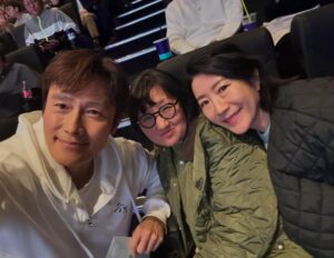 Rho Hee-young Instagram - #lategram 
어떤스케줄보다도 먼저챙기는 #영화시사 
그중에서도 #이병헌배우 @byunghun0712 
#하정우배우 @__hajungwoo 시사는 해외출장이없는한은 꼭 참석하는….
정말 심각하게 어려워지는 영화시장에 희망을 보여준 영화  #승부…
아르헨티나에서 돌아오자마자 무대인사스케줄에 맞춰 깜짝등장 ㅎ ㅎ ㅎ ㅎ 

와우..!!!.!!!!❤️❤️❤️❤️👏👏👏👏👏👏👏👏👏👏
명불허전 매영화마다 완전한 탈바꿈을 보여주는 이병헌배우의 조훈현고수와의 싱크로율 과 겉으로 성질대로 맘껏 표현 못하지만 15세 내제자(집에서 키우는제자) 에게 졌을때의  울화와 그 비참함…. 그이후에도 바둑돌을 잡아야하는 자기와의 싸움… 
바둑이라면 오목과 알까기안 해본나도 손에 땀이나는…. 게다가 미련한듯 우직하게 자신만의 지지않는 상대를 무너트리는 돌부처 이창호역의 
#유아인 의 연기도 이병헌배우에 밀리지않을 정도로 놀라웠고 지금 그가처해진 현실의 안타까움 이 더해져….영화승부 몰입도는 최고 👍
내가좋아하는 울 문정희배우 @jeonghee_moon 조훈현고수의 부인 정미화여사 배역…  내자식같이 세수시켜 밥먹여키운 이창호..
좌황제 우신동 그둘을 같이밥상차려 먹이고 대국장 까지 운전해서  데려다주고 밤이되어 돌아오면 누가이겼냐고 묻지도못하는.. ㅠㅠㅠ
하지만 계속해서 이창호가 이기는횟수가 많아질때 “또,, 창호야..? “ ….. 문정희만의 👍👍👍👍
인생에서 누구나 한두번쯤 당하는 추월에대해
나의 패배를 인정할수밖에 없는 상황이 끝이 아닐때
정말 우리에게 많은 생각을 또 화두를 던지는영화..!!!! #영화강추
❤️❤️👍👍👍👍👍👍👍👍👍👍👏👏👏👏👏👏👏👏👏👏👏👏👏👏
2010년시기라면 천만무조건..!!!!!
2020년촬영 시작했던 #승부 영화 촬영장에 21년 도시락을보냈는데 그때두분다 분장때문에 사진못찍어드려 미안하다고 했던 이유를 이제야..!!!!!!!
이어려운상황에서 200만 넘은 영화승부
500만 까지는 더더 달려봅시다..!!!!!!🙏🙏🙏🙏👍👍👍👍❤️❤️❤️👏👏❤️👏👏👏❤️
캠페인: 한국문화를 지키는힘..!!!
반드시 영화는 극장에서봅시다