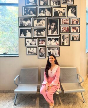 Richa Rathore Instagram - Light, lens and legacy. Beyond thrilled that I got an opportunity to shoot and perform at this iconic place🩷

#Bharat Ratna Gaansamragyi Lata Mangeshkar Natya Gruha Auditorium 
##anandi #ayediljeelezara #dangaltv #10pm