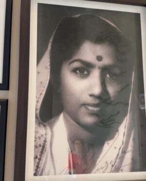Richa Rathore Instagram - Light, lens and legacy. Beyond thrilled that I got an opportunity to shoot and perform at this iconic place🩷

#Bharat Ratna Gaansamragyi Lata Mangeshkar Natya Gruha Auditorium 
##anandi #ayediljeelezara #dangaltv #10pm