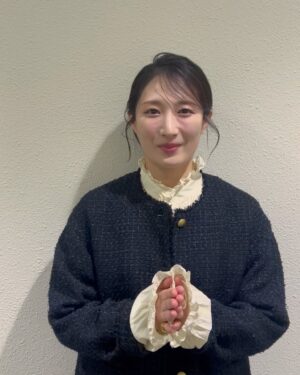 Rina Takeda Instagram - 『ワカコ酒 Season8』本日最終話の放送です。日々過ごしていると、お仕事や学校など生活に追われて考えなきゃいけないこともたくさんあると思います。でも「おいしい」と感じる時は「おいしい」以外何も考えなくていい時間だと思うんです。そんな日常の小さな幸せをいっぱい吸い込んで、明日もまた頑張ろう（楽しもう）って思えたらいいな、とワカコ酒を通して感じました。
皆さん、毎日おつかれさまです🍺
みなさんの日常に心あたたまる瞬間がたくさん訪れますように！ またね。☺️👋

◆3月26日（水）BSテレ東にて24時〜
◆4月1日（火）テレビ東京にて2時45分〜

そして、韓国での放送も決定しました📢🇰🇷
와카코와 술 시즌8> 4월 10일(목) 밤 12시 첫방송 -2회 연속 방송- 📺🍶❤️ 푸슈~~

#ワカコ酒　#와카코와술　#和歌子酒　#wakakozake