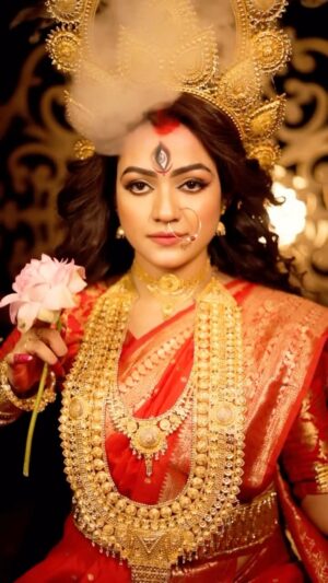 Ritu Rai Achary Instagram - হে অমৃতজ্যোতি, হে মা দুর্গা, তোমার আবির্ভাবে ধরণী হোক প্রাণময়ী।
জাগো! জাগো, জাগো মা!🪷🪷 🌸
🌸আবহে : Ritu Rai achariya 
🌸উপস্থাপনা : Rony Haque 
🌸 সাজসজ্জা : srabonti
🌸পোশাক ও অলংকার : soumita jana
🌸চিত্র পরিকল্পনায় : sourav s biswas
🌸 ভিডিওগ্রাফি : arindum