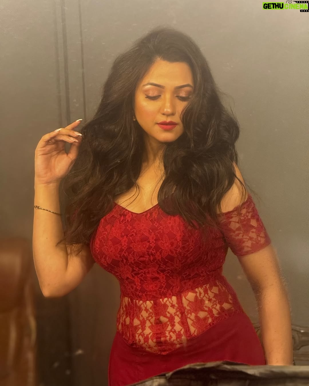 Ritu Rai Achary - 5.3K Likes - 🥀

@ritu.rai.acharya 
@sampurna_dey_100 
@rintuchakraborty1207 
@goindrilaofficial 
@makeupbysumanganguly 
@jhalsadey201 

#instamoods #instaclimb #instacool #instatravel #instafollow