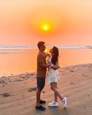 Ritu Rai Achary Instagram - স্বপ্নের মাঝখানে…. My love ❤️🧿 @arunstockguru 🧿✨✨✨#goabeach #love #couple