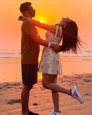 Ritu Rai Achary Instagram - স্বপ্নের মাঝখানে…. My love ❤️🧿 @arunstockguru 🧿✨✨✨#goabeach #love #couple