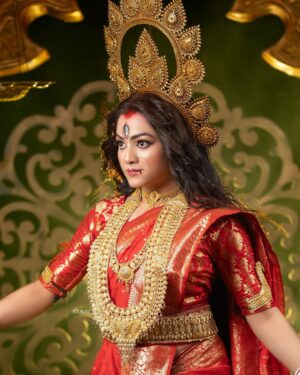 Ritu Rai Achary Instagram - শুভ শারদীয়া 🪷🪷 picture courtesy Sourav S Biswas 🌸ওঁ রুদ্রচণ্ডে প্রচণ্ডে ত্বম  প্রচন্ড বলশালিনী |
রক্ষ মাং সর্বাতো দেবী বিশ্বেশ্বরী নমোহস্তুতে ||
ওঁ দূর্গোত্তারিণী দুর্গে ত্বম সর্বাশুভ নিবারিনি |
ধর্মার্থমোক্ষদে  দেবী নিত্যং মে বড়দা ভব ||🌸

🌸আবহে : Ritu Rai achariya 
🌸উপস্থাপনা : Rony Haque 
🌸 সাজসজ্জা : srabonti
🌸পোশাক ও অলংকার : soumita jana
🌸চিত্র পরিকল্পনায় : sourav s