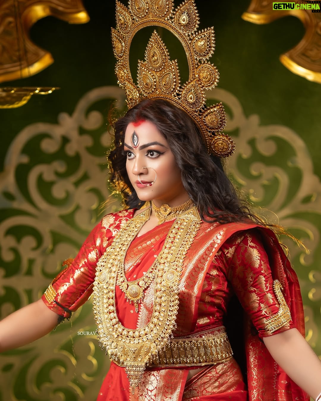 Ritu Rai Achary - 3.7K Likes - শুভ শারদীয়া 🪷🪷 picture courtesy Sourav S Biswas 🌸ওঁ রুদ্রচণ্ডে প্রচণ্ডে ত্বম  প্রচন্ড বলশালিনী |
রক্ষ মাং সর্বাতো দেবী বিশ্বেশ্বরী নমোহস্তুতে ||
ওঁ দূর্গোত্তারিণী দুর্গে ত্বম সর্বাশুভ নিবারিনি |
ধর্মার্থমোক্ষদে  দেবী নিত্যং মে বড়দা ভব ||🌸

🌸আবহে : Ritu Rai achariya 
🌸উপস্থাপনা : Rony Haque 
🌸 সাজসজ্জা : srabonti
🌸পোশাক ও অলংকার : soumita jana
🌸চিত্র পরিকল্পনায় : sourav s