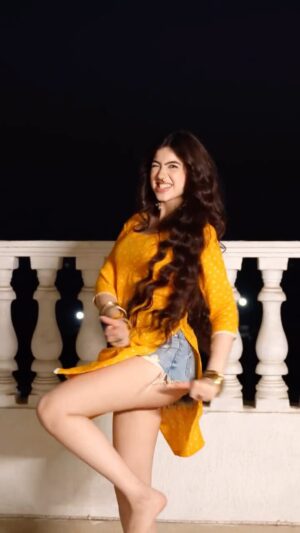 Riva Arora Instagram - Drame toh 50 hi hai?😂🤭
#riva #rivarora #rivaarora #trend