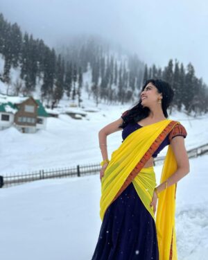 Roshni Sahota Instagram - Tum kya mile ❄️☃️

Makeup: @makeupbyaayesha 
Dress: @swankystyles_in 
Click: @vinay_tungsten 

#freezing #weather #snowfall #poetry #photograph #lookbook #white #snow #snowfall #love #bollywood #feel #romantic #saree #song