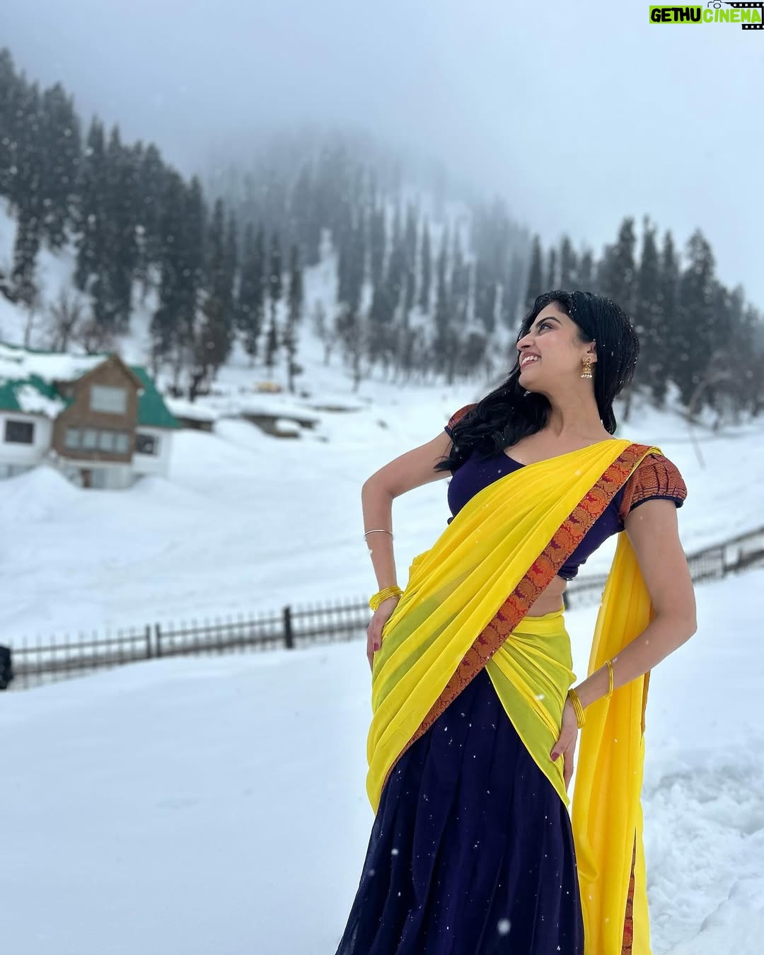 Roshni Sahota - 2.5K Likes - Tum kya mile ❄️☃️
Makeup: @makeupbyaayesha
Dress: @swankystyles_in
Click: @vinay_tungsten
#freezing #weather #snowfall #poetry #photograph #lookbook #white #snow #snowfall #love #bollywood #feel #romantic #saree #song