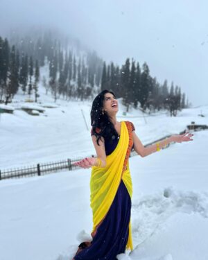 Roshni Sahota Instagram - Tum kya mile ❄️☃️

Makeup: @makeupbyaayesha 
Dress: @swankystyles_in 
Click: @vinay_tungsten 

#freezing #weather #snowfall #poetry #photograph #lookbook #white #snow #snowfall #love #bollywood #feel #romantic #saree #song