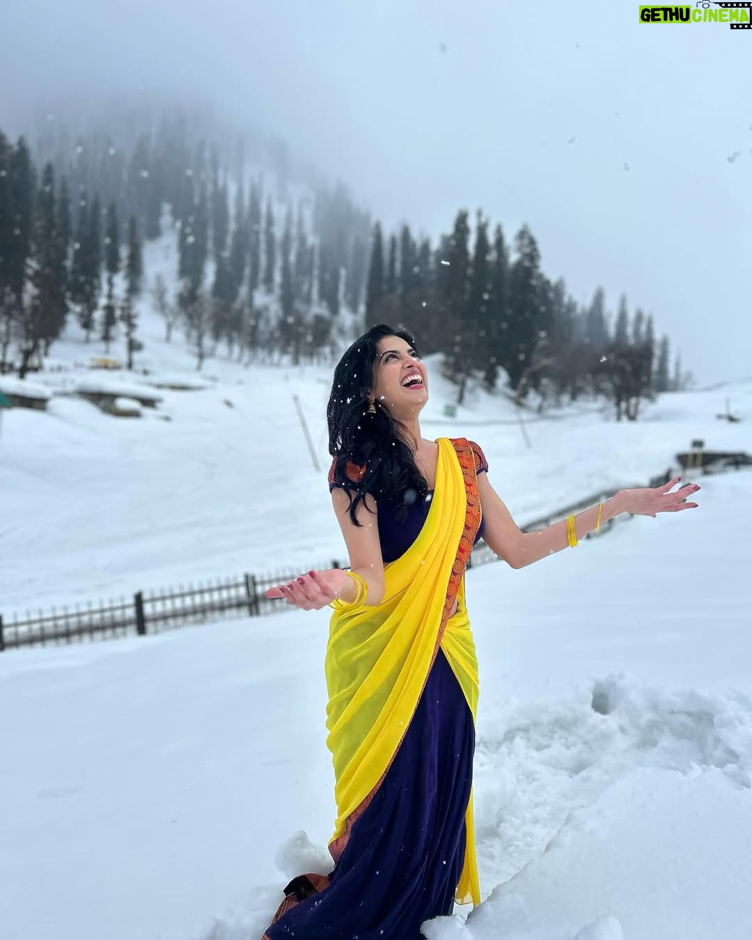 Roshni Sahota - 2.5K Likes - Tum kya mile ❄️☃️
Makeup: @makeupbyaayesha
Dress: @swankystyles_in
Click: @vinay_tungsten
#freezing #weather #snowfall #poetry #photograph #lookbook #white #snow #snowfall #love #bollywood #feel #romantic #saree #song