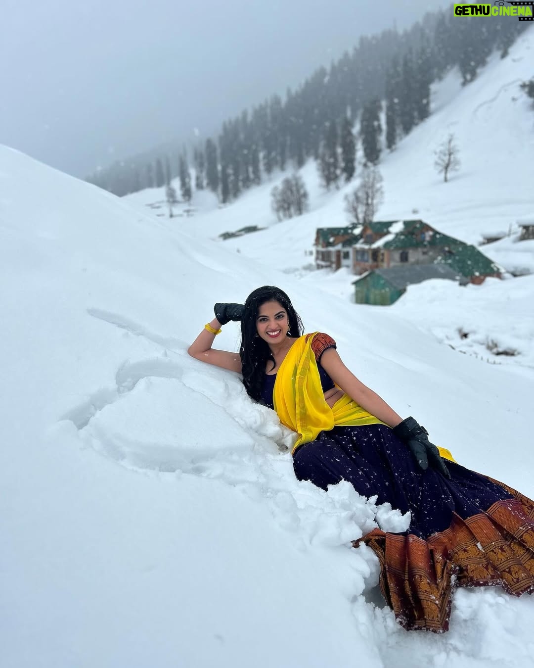 Roshni Sahota - 2.5K Likes - Tum kya mile ❄️☃️
Makeup: @makeupbyaayesha
Dress: @swankystyles_in
Click: @vinay_tungsten
#freezing #weather #snowfall #poetry #photograph #lookbook #white #snow #snowfall #love #bollywood #feel #romantic #saree #song