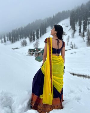 Roshni Sahota Instagram - Tum kya mile ❄️☃️

Makeup: @makeupbyaayesha 
Dress: @swankystyles_in 
Click: @vinay_tungsten 

#freezing #weather #snowfall #poetry #photograph #lookbook #white #snow #snowfall #love #bollywood #feel #romantic #saree #song