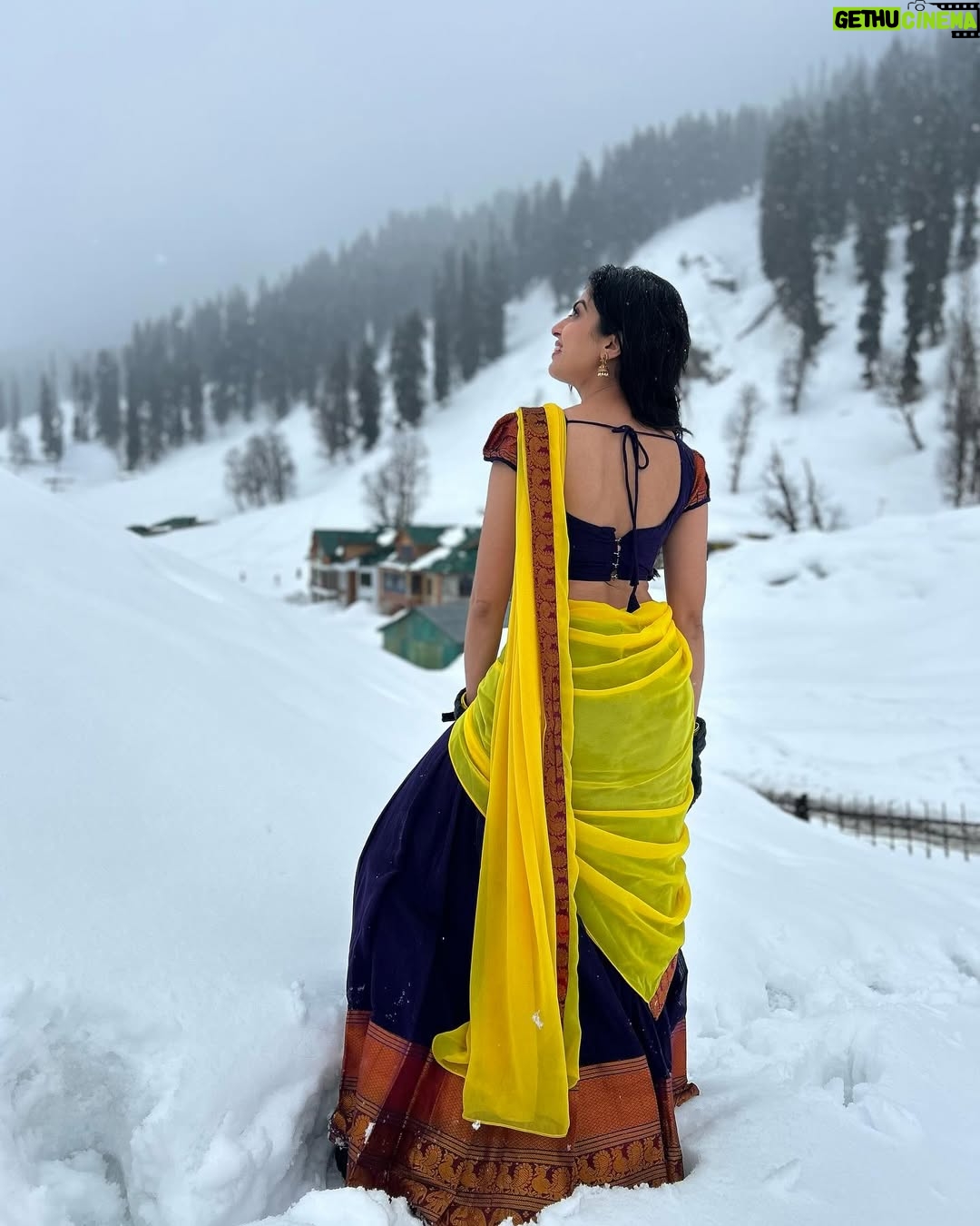Roshni Sahota - 2.5K Likes - Tum kya mile ❄️☃️
Makeup: @makeupbyaayesha
Dress: @swankystyles_in
Click: @vinay_tungsten
#freezing #weather #snowfall #poetry #photograph #lookbook #white #snow #snowfall #love #bollywood #feel #romantic #saree #song
