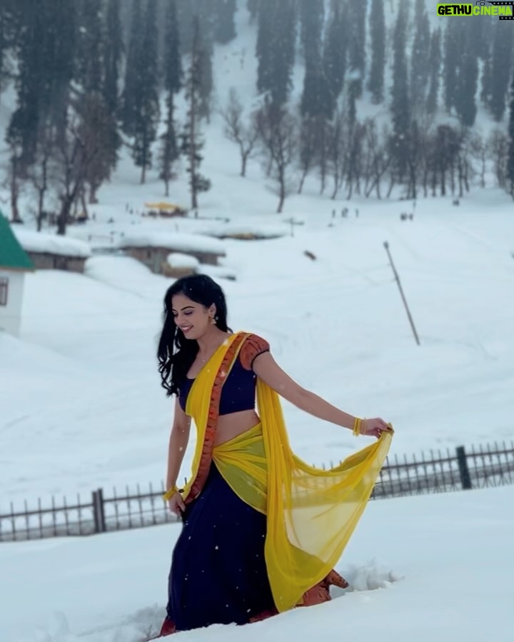 Roshni Sahota - 2.5K Likes - Tum kya mile ❄️☃️
Makeup: @makeupbyaayesha
Dress: @swankystyles_in
Click: @vinay_tungsten
#freezing #weather #snowfall #poetry #photograph #lookbook #white #snow #snowfall #love #bollywood #feel #romantic #saree #song