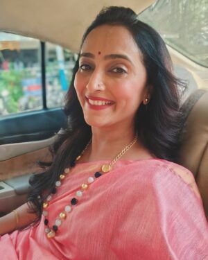 Rujuta Deshmukh Instagram - जो भी है.... बस यही एक पल है!!! 

( Saree Love Actor Smile)