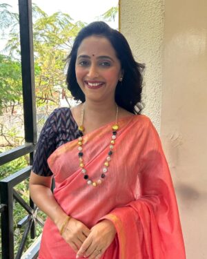 Rujuta Deshmukh Instagram - जो भी है.... बस यही एक पल है!!! 

( Saree Love Actor Smile)