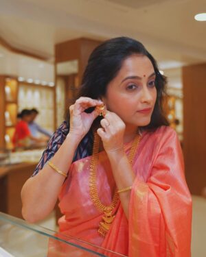 Rujuta Deshmukh Instagram - जो भी है.... बस यही एक पल है!!! 

( Saree Love Actor Smile)