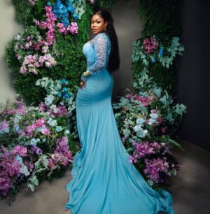 Ruth Kadiri Instagram - Flowery and bright!!!!
Is everything I feel… 
Happy birthday to me..

Styled @by_mickeycreates 
Photo @edos_artistry
Hairstylist @ids_touch 
Makeup @austas_place