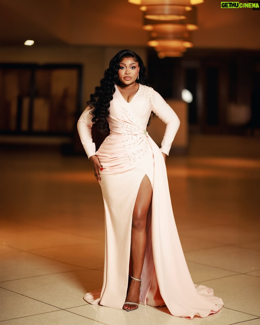 Ruth Kadiri - 87.1K Likes - What’s the right color of this my dress???? 🤷♀️